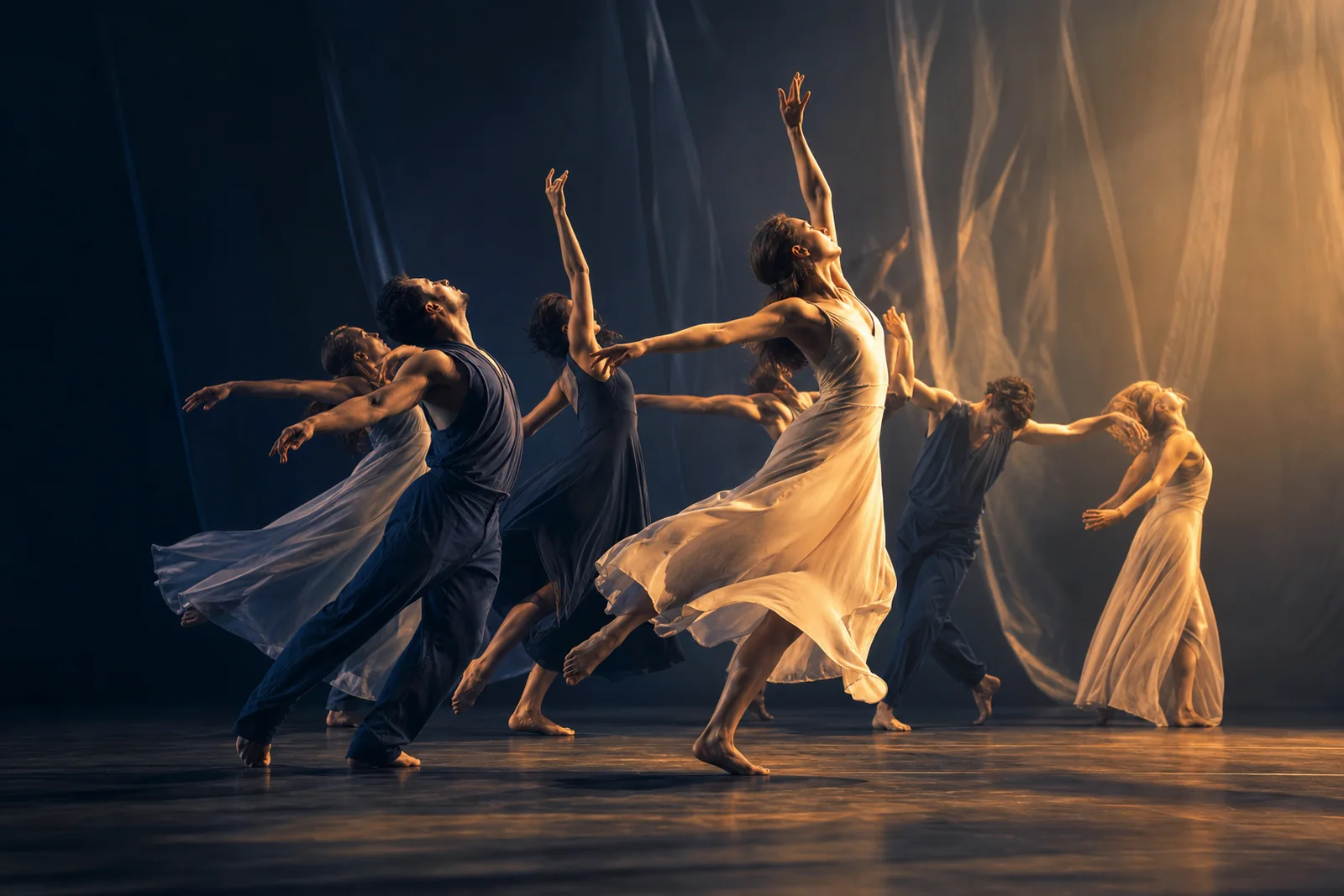 Ensemble de danse contemporaine dans une lumière dorée
